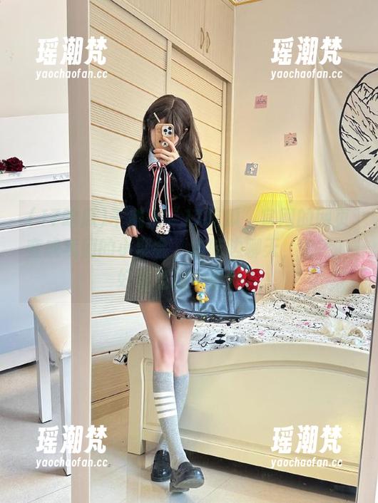 干脆把“17吃瓜”官网的网页变成我们的小聚会，边吃边聊天，哈哈，好像还缺个厨师？