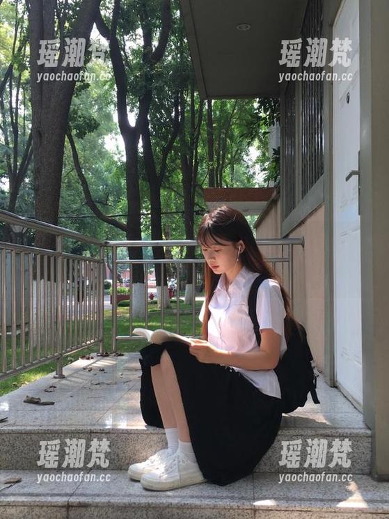 第一次在“黑料51”的入口徘徊，内心的期待如波浪般涌来。